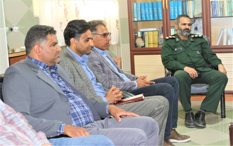 دیدار رییس اتاق اصناف و روسای اتحادیه های صنفی با فرمانده سپاه شهرستان جیرفت +عکس